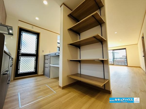 【今からご案内可能】知多市巽が丘４丁目の収納|【キッチン後ろに可能棚】
◆キッチン後ろに可能棚付きのパントリーを完備！調理器具の大きさやストックする食品に合わせて高さを変更でき、料理の効率もアップします。◆趣味のコレクションを飾ることもできます♪