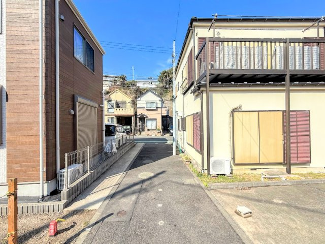 南区清水が丘　新築戸建ての前面道路含む現地写真|◆前面道路も幅員があり車の運転も安心！前面道路は閑静な住宅地。車通りの少ない道路です。お子様にも安心です。