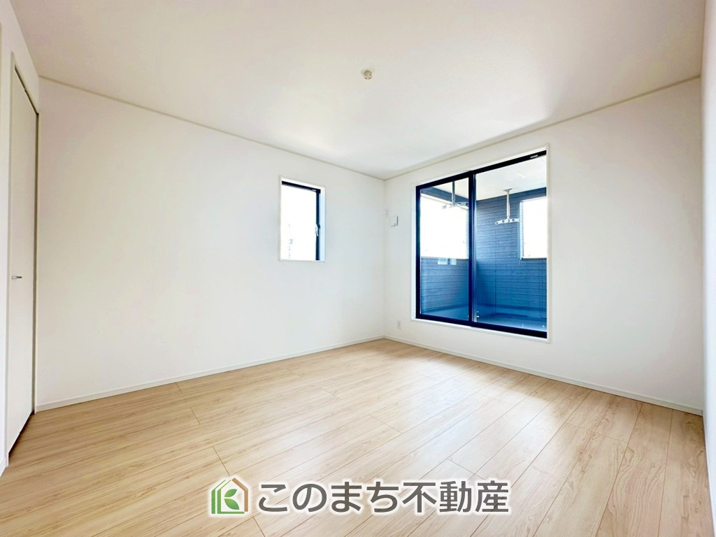 CRADLEGARDEN真岡市長田第23の洋室|採光も確保されたお部屋です。大きいベッドを置いても余裕のあるゆとり空間。

