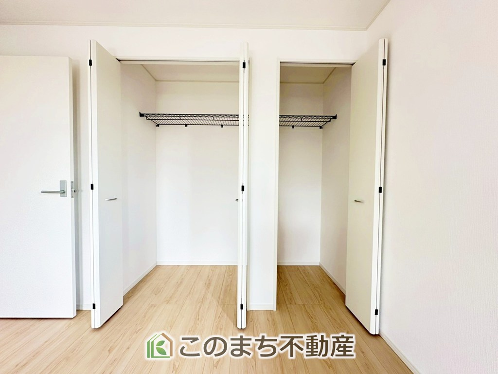 CRADLEGARDEN真岡市長田第23の収納|"主寝室には収納を多めに設置しております。
私服からスーツまでご夫婦お二人分の収納も可能ですね！"
