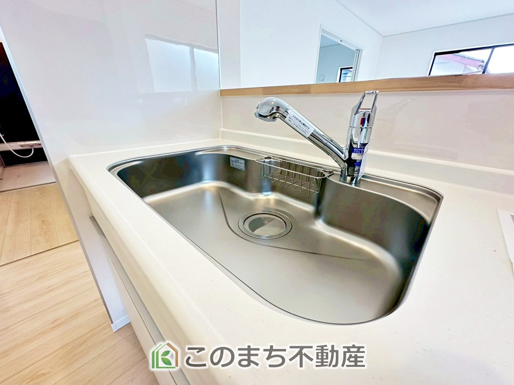CRADLEGARDEN真岡市長田第23の設備|ビルトイン型浄水器を内蔵したキッチン水栓。お米を研いだり、野菜を洗ったりするときなど用途に応じてワンタッチで浄水に切り替えが可能です。カートリッジ式なので、フィルターを簡単に交換する事が出来ます。
