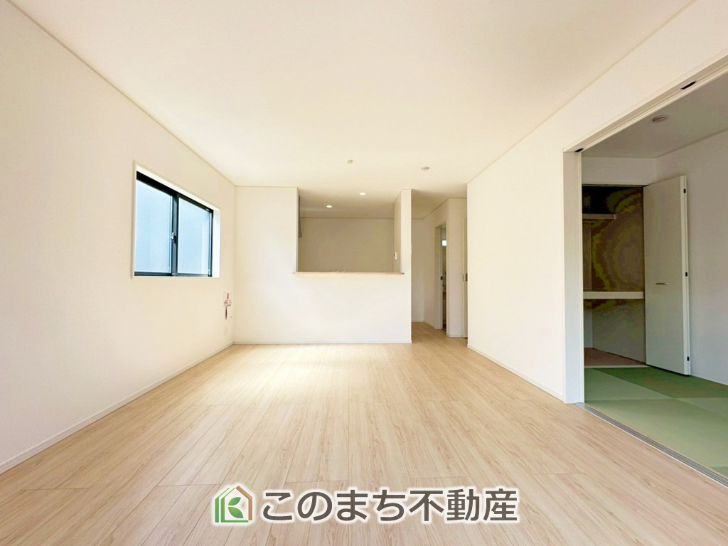 CRADLEGARDEN真岡市長田第23の居間・リビング|"優しい日差しの差し込むリビングダイニングは、木目の映えるシンプルな造りになっています。
家族の思い出を育む団らんの空間です。"
