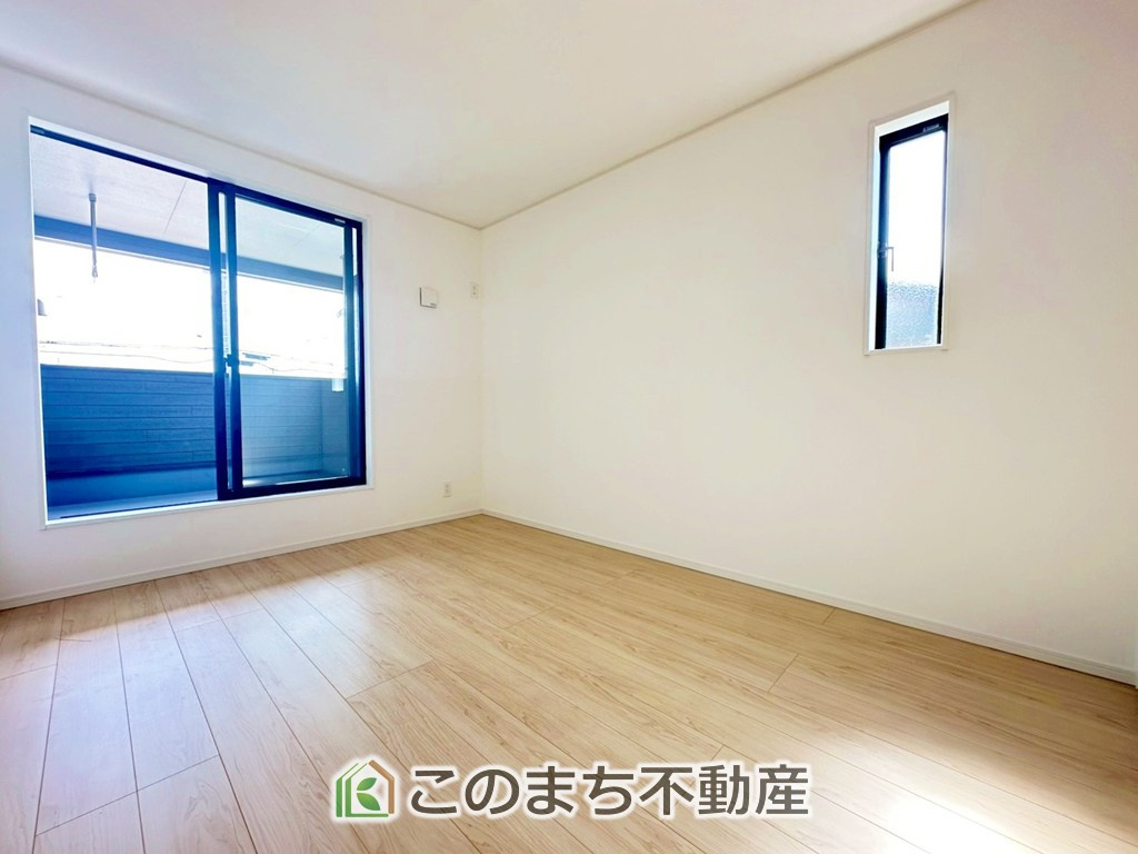CRADLEGARDEN真岡市長田第23の洋室|陽光がふんだんに降り注ぐお部屋です。陽だまりの空間で、プライベートなお家時間も快適にお過ごしいただけます♪
