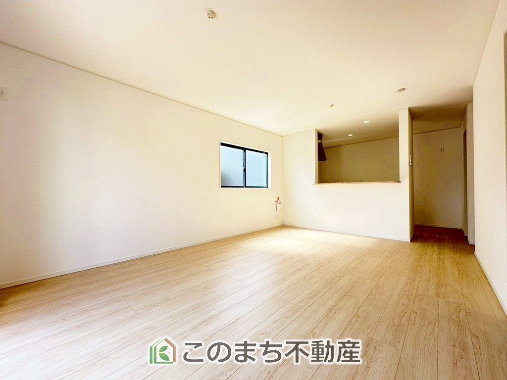 CRADLEGARDEN真岡市長田第23の居間・リビング|シンプルで美しいデザインのリビングは、お好みのインテリアをコーディネイトしやすく、家族がやすらぐ癒しの空間が作れますね。
