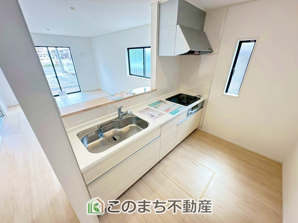 CRADLEGARDEN真岡市長田第23のキッチン|"お洒落なホワイト天板のペニンシュラキッチンを採用しております。
浄水器内蔵の水栓です♪"
