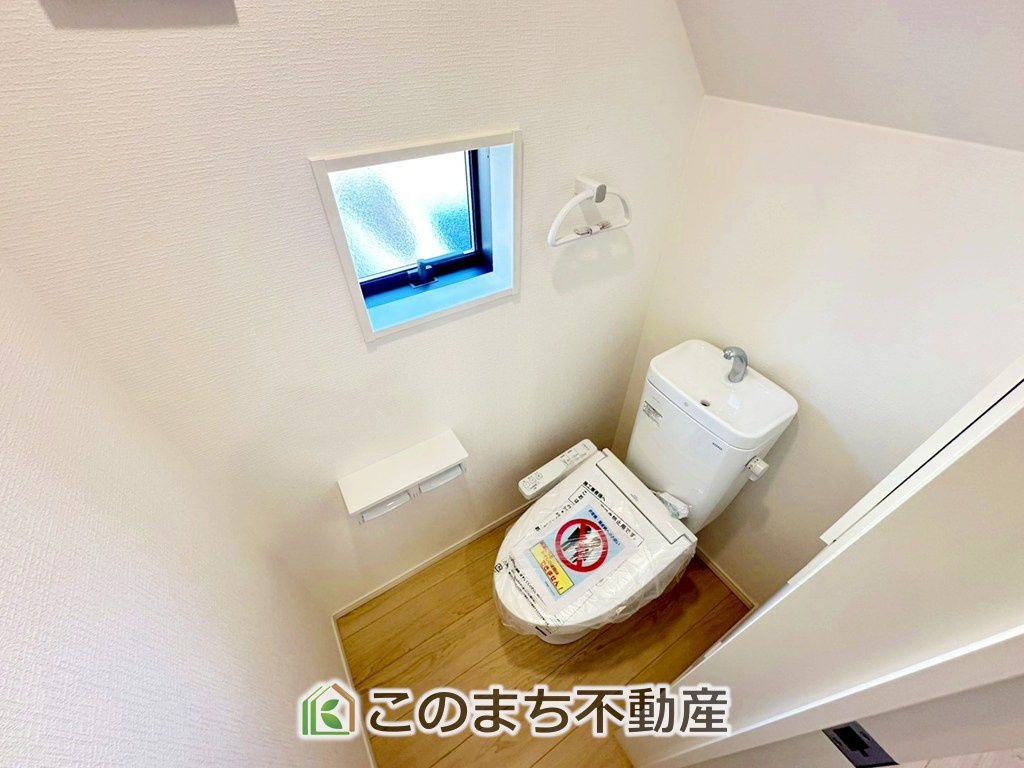 CRADLEGARDEN真岡市長田第23のトイレ|小窓から換気ができて清潔なトイレスペース☆温水洗浄便座搭載です！
