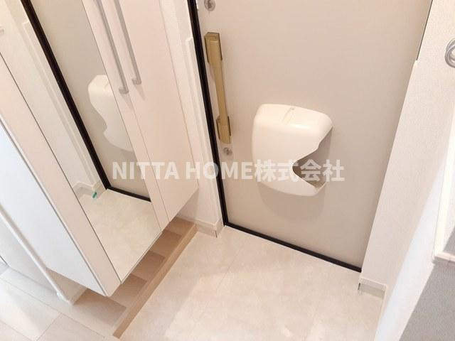 福知山市字鋳物師のアパートの玄関|玄関にはミラー付きのシューズボックスが付いています＊