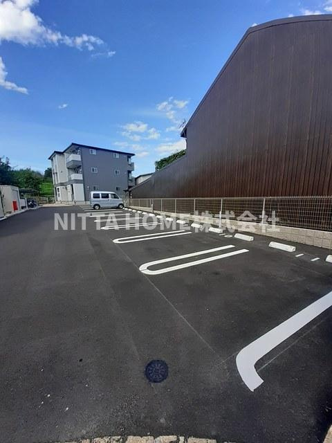 福知山市字鋳物師のアパートの駐車場|駐車場は敷地内に２台分の確保があります＊