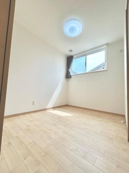 片坂町２丁目戸建の寝室