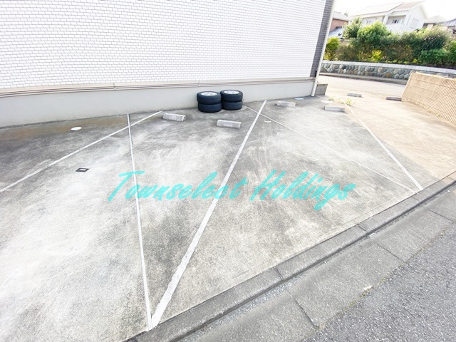 茅ヶ崎市みずき２丁目のアパートの駐車場