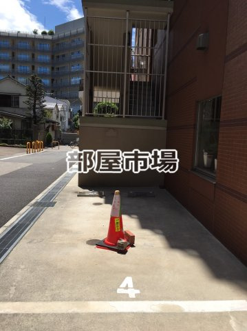 ライジングプレイス浅草参番館の駐車場