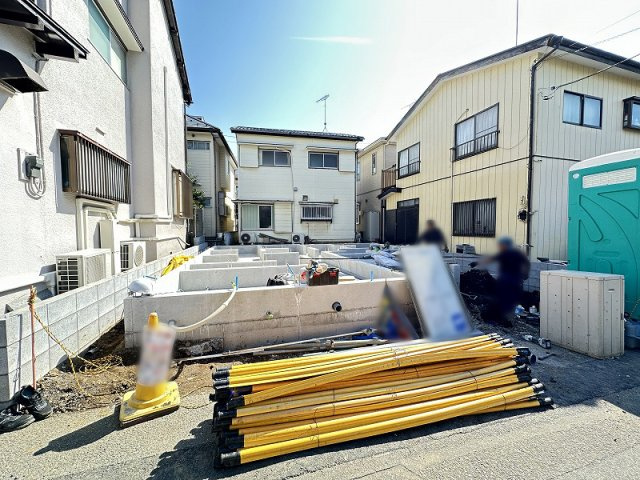 【外観】 | 朝霞市宮戸2丁目　新築一戸建住宅　全1棟　(丸井志木店) | 現地（2026年4月）撮影／東武東上線「志木」駅徒歩15分、通勤・通学に便利な立地の新築戸建て
