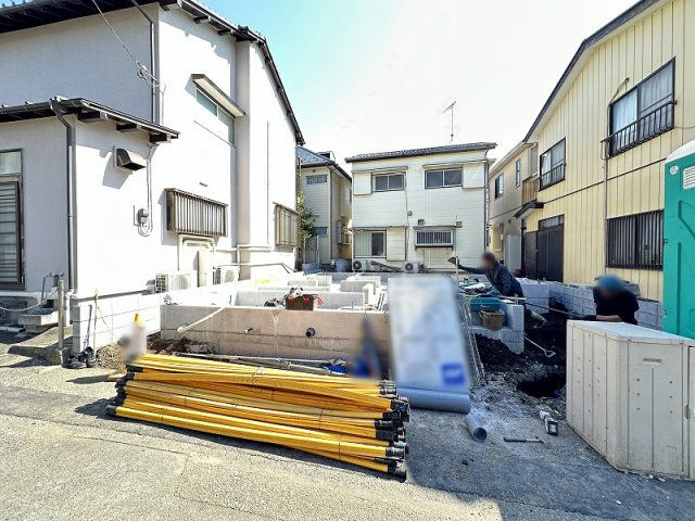【外観】 | 朝霞市宮戸2丁目　新築一戸建住宅　全1棟　(丸井志木店) | 現地（2026年4月）撮影／カースペース付きでお車をお持ちの方も安心