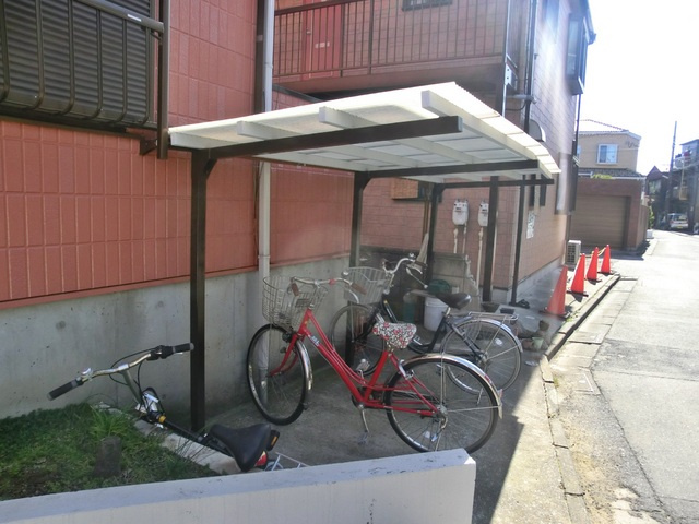 ハイツフジケンの駐車場|屋根つきの駐輪スペースです♪