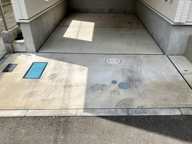 岸町戸建の駐車場