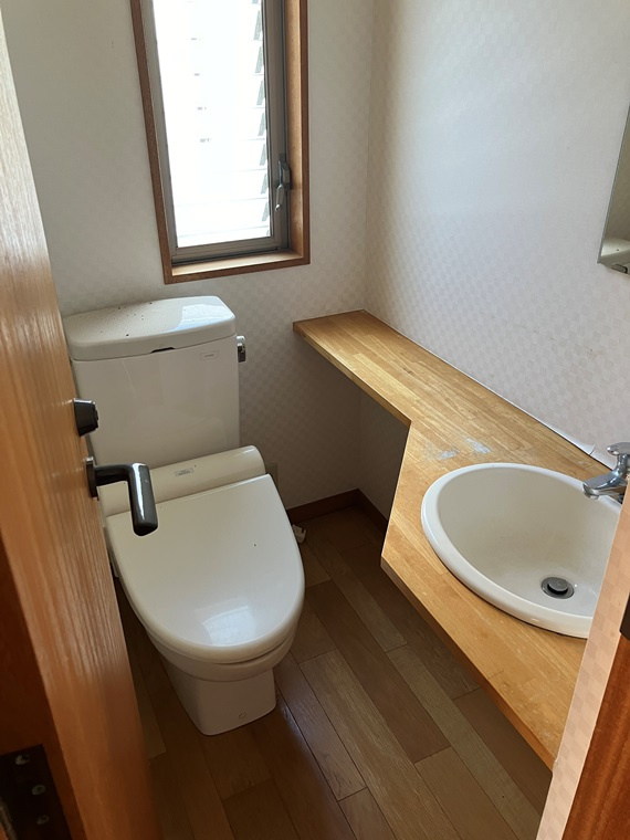 中町戸建のトイレ