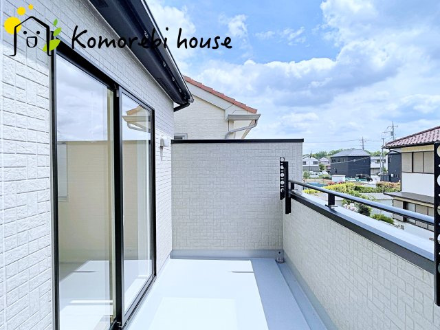 【大宮　East Terrace】さいたま市見沼区大谷　新築一戸建て　ブルーミングガーデン　02のバルコニー|暖かな日差しのふりそそぐバルコニー