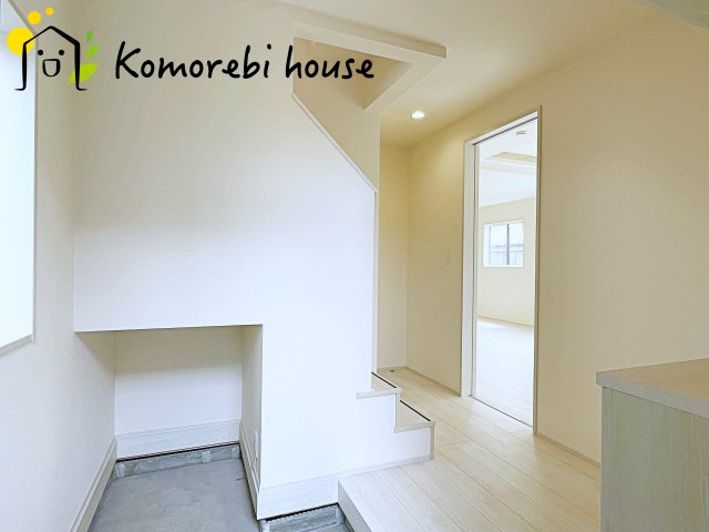 【大宮　East Terrace】さいたま市見沼区大谷　新築一戸建て　ブルーミングガーデン　02の玄関|落ち着いた玄関です