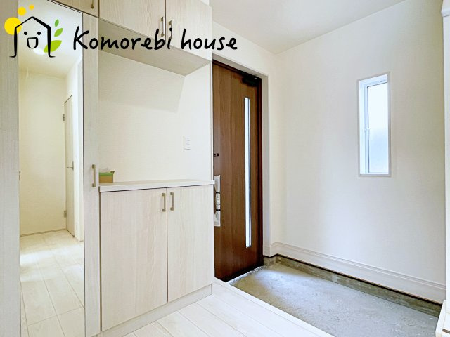 【大宮　East Terrace】さいたま市見沼区大谷　新築一戸建て　ブルーミングガーデン　02の玄関|明るい玄関です