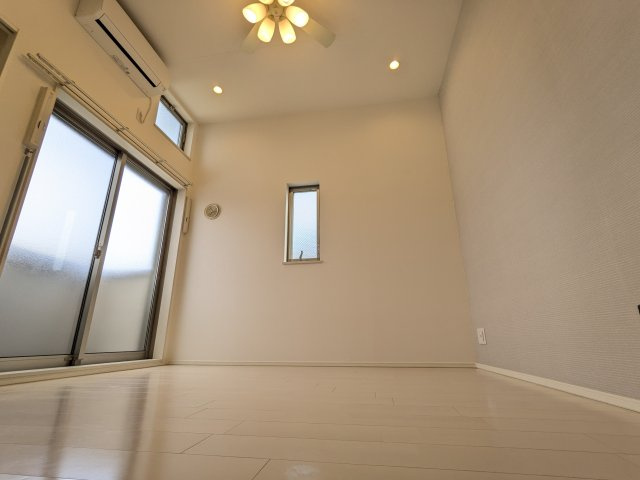 サダルスウドの洋室