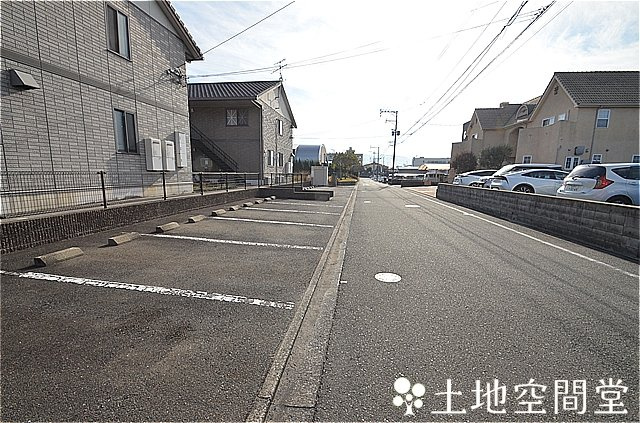 アスティオス洞南A棟の駐車場