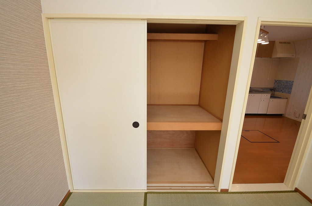 ハイツベルヴューの収納|和室6.0帖に押し入れ収納あり