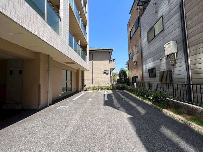 COCORO-WESTの駐車場