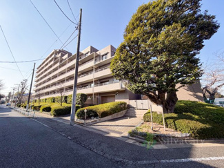 【外観】 | フォーリア駒沢公園パークサイド | 流行に左右されず、将来にわたって価値が継続する「上質」な佇まい。おしゃれな雰囲気や自然の潤い、親しみやすさといった個性が街に新たな価値をもたらしています。