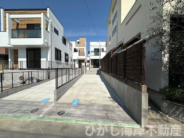 茅ヶ崎市東海岸南3丁目　新築戸建　全3棟の前面道路含む現地写真|3月21日撮影　外構工事中　現地外観