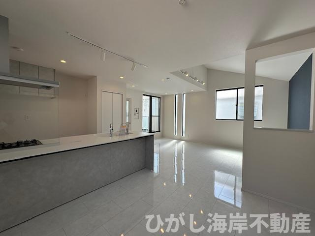 茅ヶ崎市東海岸南3丁目　新築戸建　全3棟の居間・リビング|20.1帖　床暖房付LDK