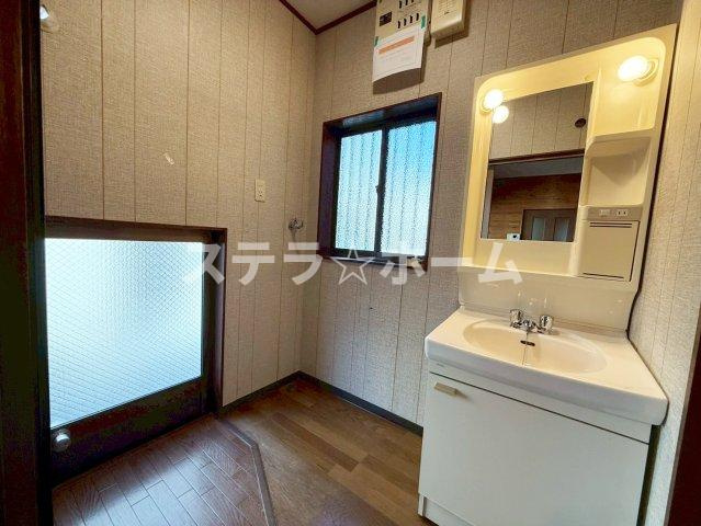 東三国2 中古戸建の独立洗面台|明るい玄関です