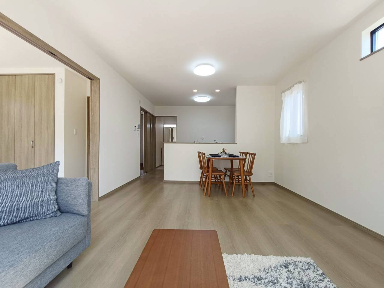 八潮市　南川崎　新築戸建　全1棟の居間・リビング|広いリビングは家族が自然と集まる居心地の良い空間