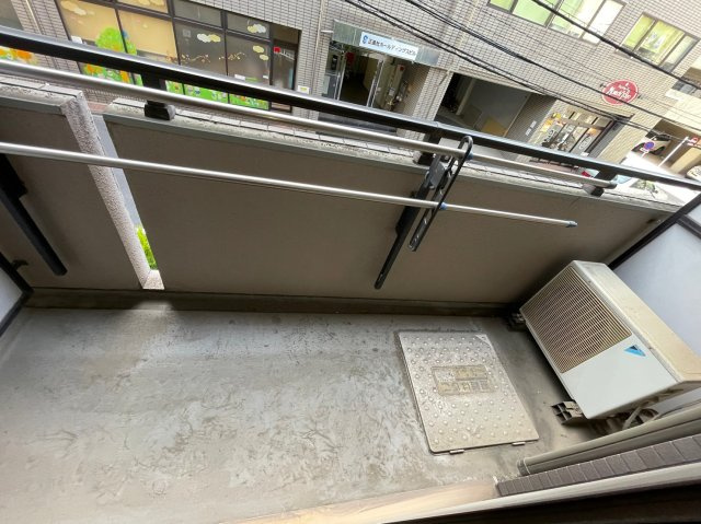 退去前につき、別部屋（同間取りの反転タイプ）の参考写真となります。