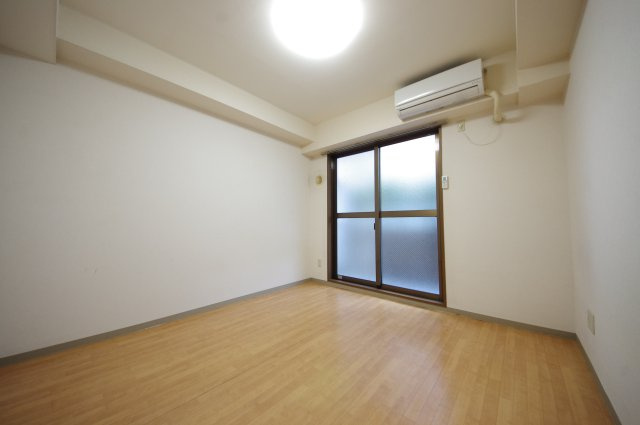 退去前につき、別部屋（同間取りの反転タイプ）の参考写真となります。