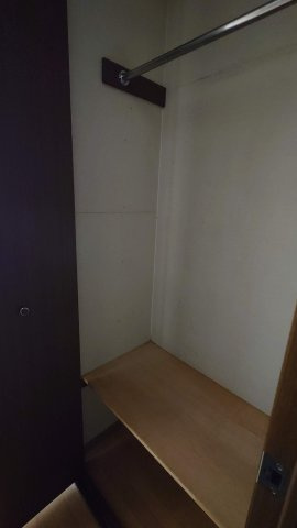 退去前につき、別部屋（同間取りの反転タイプ）の参考写真となります。