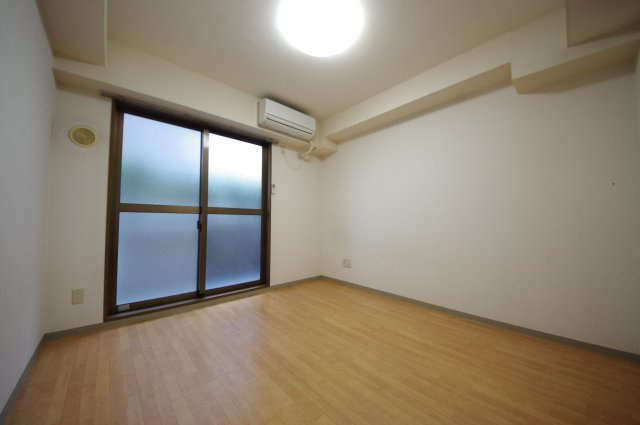 退去前につき、別部屋（同間取りの反転タイプ）の参考写真となります。