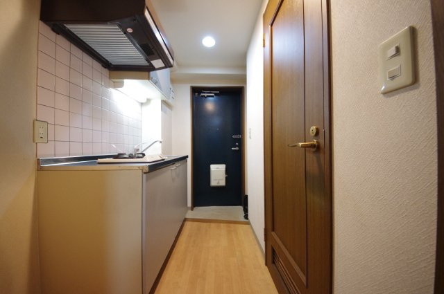 退去前につき、別部屋（同間取りの反転タイプ）の参考写真となります。