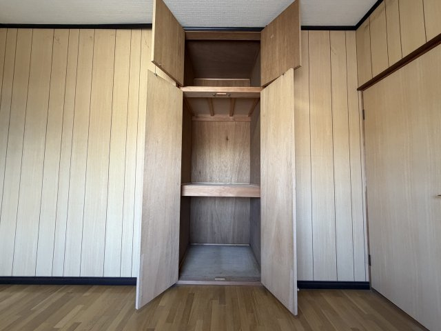 半田市亀崎町5丁目の収納|2F：洋室6帖①