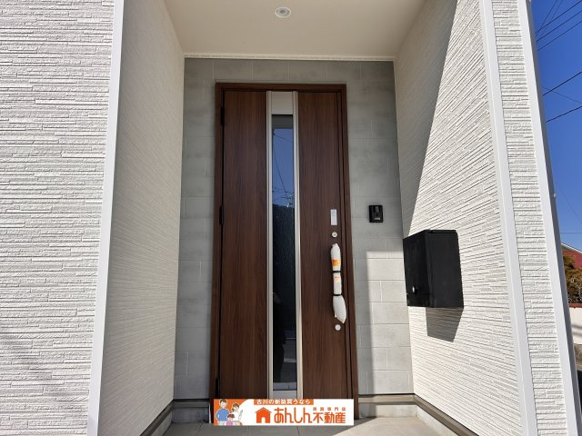 【玄関】 | 上古川第１１ １号棟 | 同仕様写真
玄関ドアは電視キーを採用しています