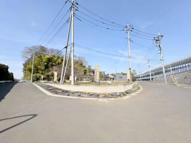 鶴ヶ島市藤金　建築条件なし売地　東武東上線『若葉駅』徒歩25分　【藤小学区】の前面道路含む現地写真
