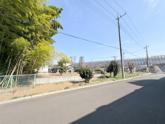 鶴ヶ島市藤金　建築条件なし売地　東武東上線『若葉駅』徒歩25分　【藤小学区】の前面道路含む現地写真