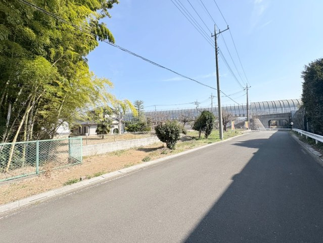 鶴ヶ島市藤金　建築条件なし売地　東武東上線『若葉駅』徒歩25分　【藤小学区】の前面道路含む現地写真