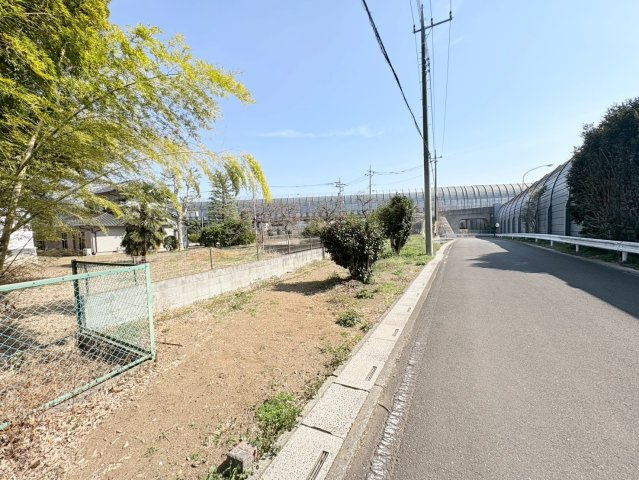 鶴ヶ島市藤金　建築条件なし売地　東武東上線『若葉駅』徒歩25分　【藤小学区】の前面道路含む現地写真