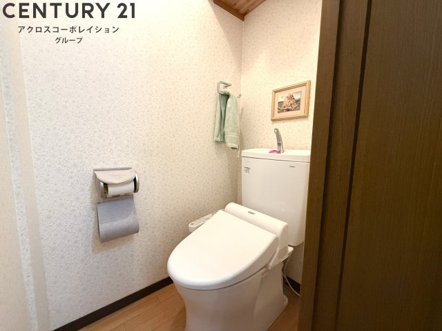 温水洗浄便座付きのトイレです♪
