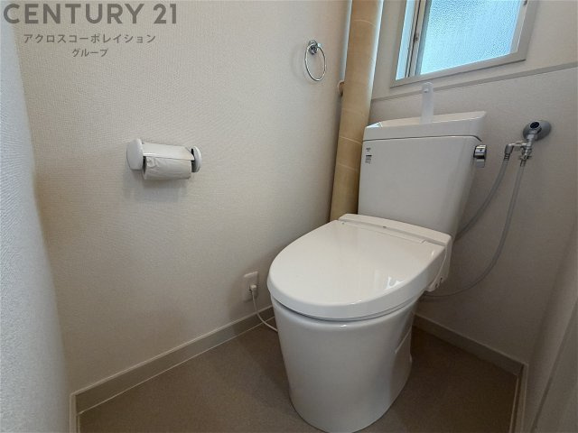 トイレに窓があり換気も楽々♪