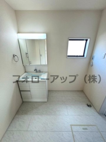 リーブルガーデン明石市貴崎4期の独立洗面台|独立洗面台、小物を置くことができて便利です