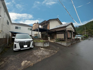 【外観】 | 東京都八王子市下恩方町 中古戸建 | アルファードがある部分も敷地となります。車は4台駐車可能
