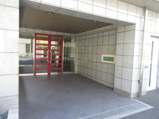 【外観】 | 日神デュオステージ浅草今戸 | 洗練された石造りに映える、赤がアクセントの入り口