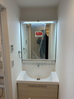 【独立洗面台】 | 渋谷マンション | 朝の支度にも助かる、独立の洗髪洗面化粧台