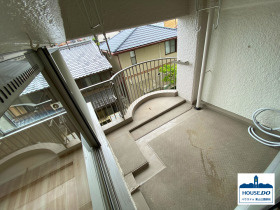 ペット可＆3SLDK南向き住戸！星ヶ丘アイリス南棟のバルコニー|四角い形のバルコニーでは、爽やかな風を感じながらリラックスタイムや、カフェタイムなどを過ごせます。